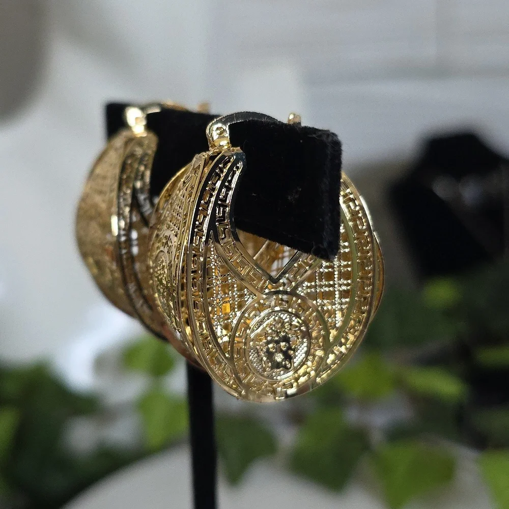 N/A elegant gold